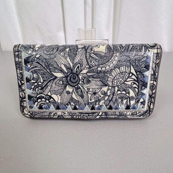 SAKROOTS WOMENS BI FOLD WALLET BLUE WHITE DESIGN - Picture 1 of 8